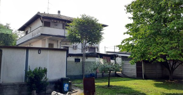 casa indipendente in vendita a Vigevano