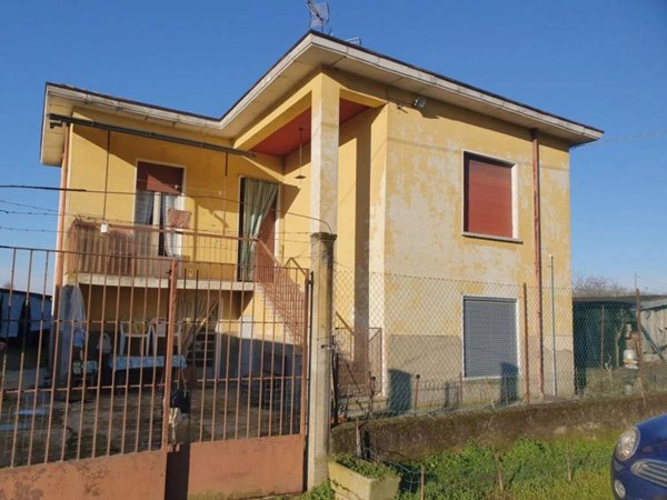 casa indipendente in vendita a Vigevano in zona Piccolini