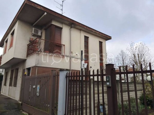 casa indipendente in vendita a Vigevano