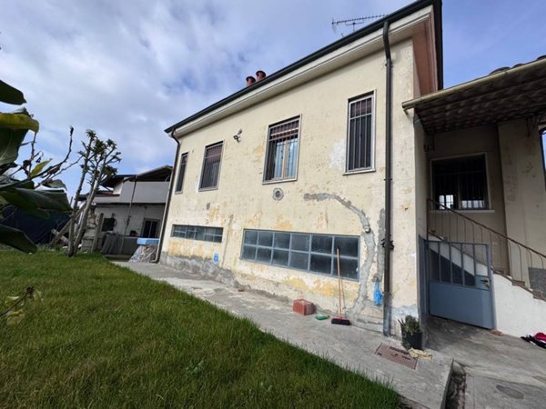 casa indipendente in vendita a Vigevano