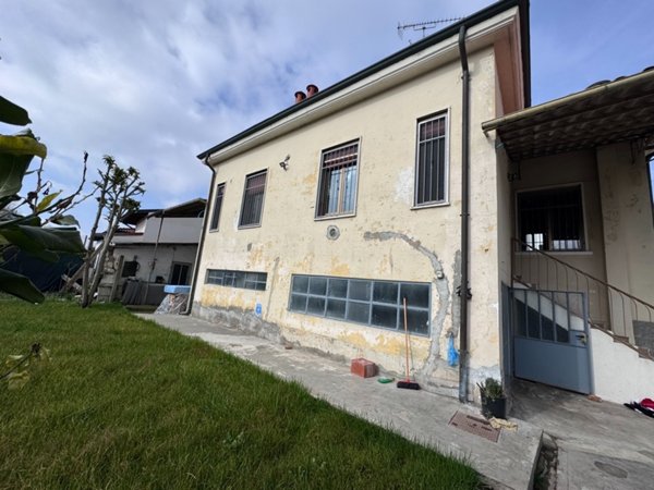 casa indipendente in vendita a Vigevano