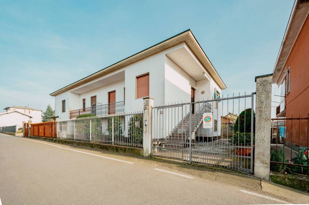 casa indipendente in vendita a Vigevano in zona Piccolini