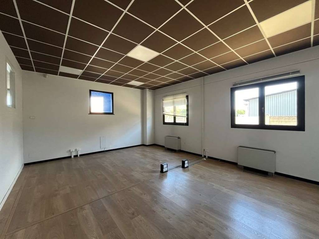 locale commerciale in vendita a Vigevano