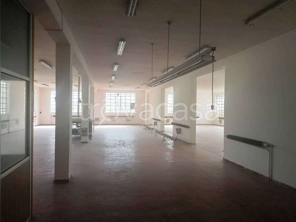 locale commerciale in vendita a Vigevano