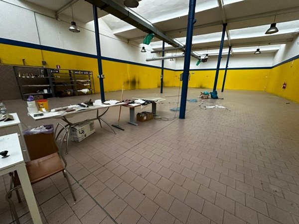 locale commerciale in vendita a Vigevano
