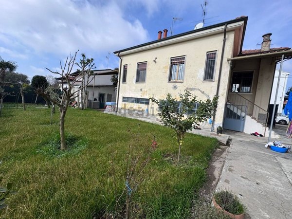 casa indipendente in vendita a Vigevano