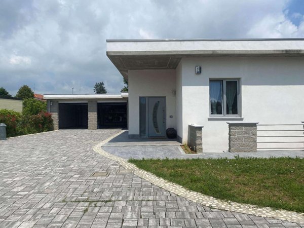 casa indipendente in vendita a Vigevano