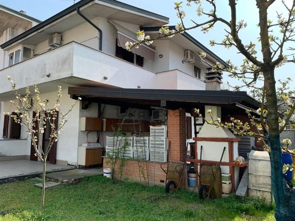 casa indipendente in vendita a Vigevano