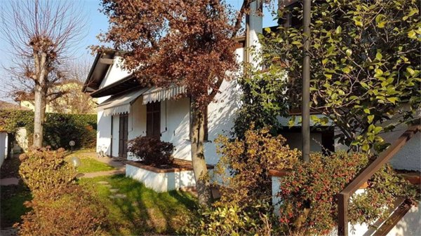 casa indipendente in vendita a Vigevano