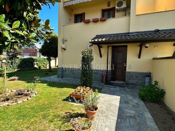 casa indipendente in vendita a Vigevano