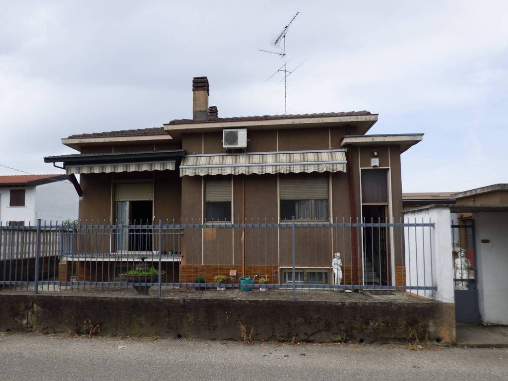 casa indipendente in vendita a Vigevano