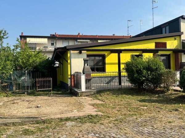 casa indipendente in vendita a Vigevano in zona Piccolini