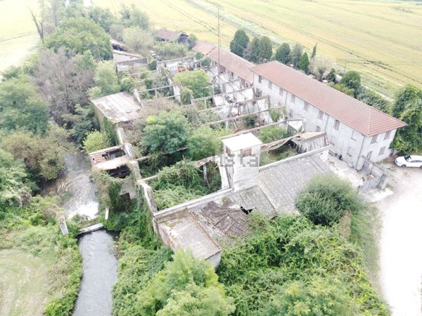 esavano in vendita a Vigevano in zona Sforzesca