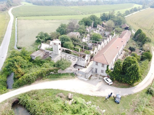 esavano in vendita a Vigevano in zona Sforzesca