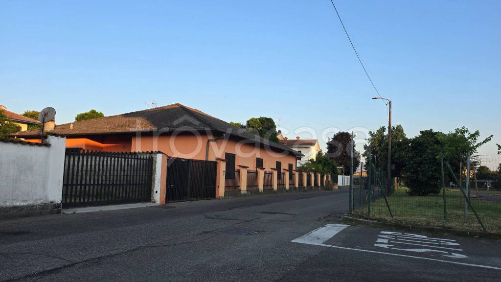 casa indipendente in vendita a Vigevano