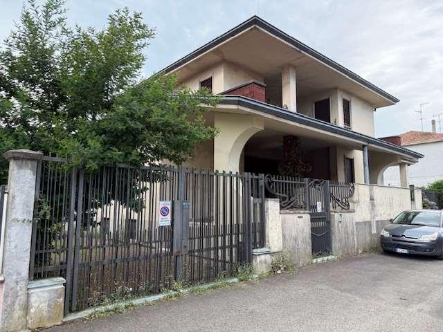 casa indipendente in vendita a Vigevano