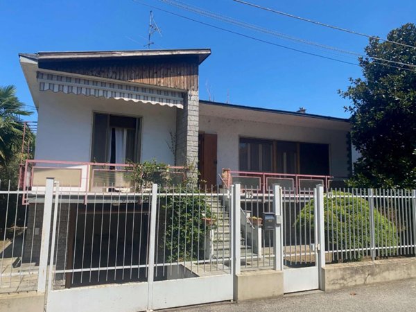 casa indipendente in vendita a Vigevano