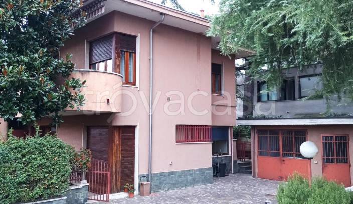 casa indipendente in vendita a Vigevano