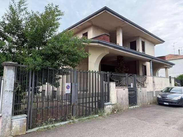 casa indipendente in vendita a Vigevano