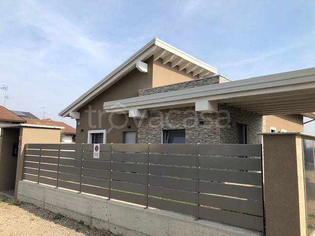 casa indipendente in vendita a Vigevano