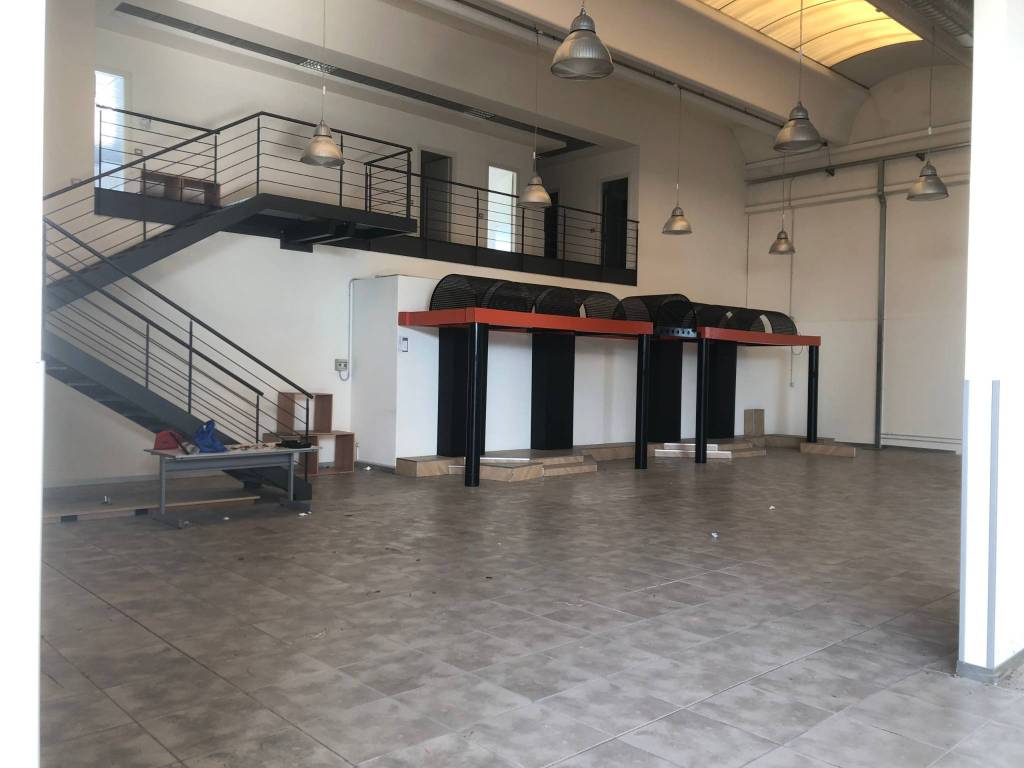 negozio in vendita a Vigevano