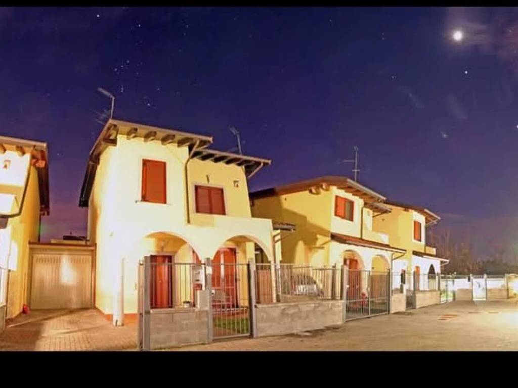 casa indipendente in vendita a Vigevano in zona Piccolini