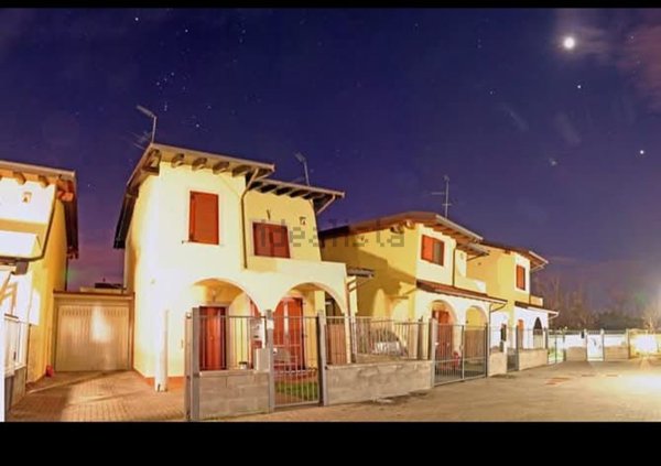 casa indipendente in vendita a Vigevano