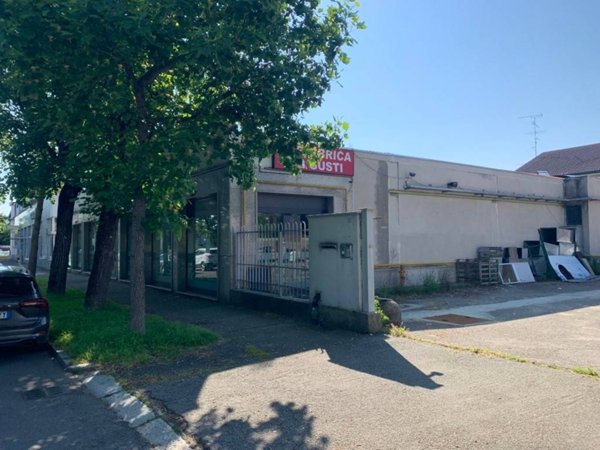 negozio in vendita a Vigevano