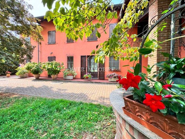 casa indipendente in vendita a Vigevano