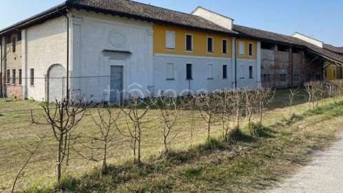 casa indipendente in vendita a Vigevano in zona Sforzesca