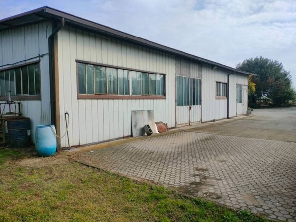 locale commerciale in vendita a Vigevano