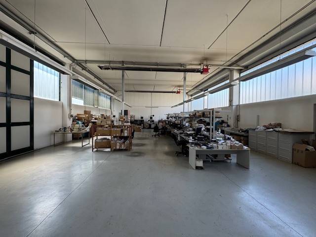 locale commerciale in vendita a Vigevano