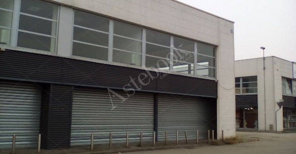 locale commerciale in vendita a Vigevano