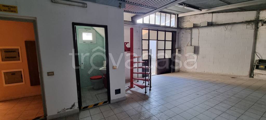 locale di sgombero in vendita a Vigevano