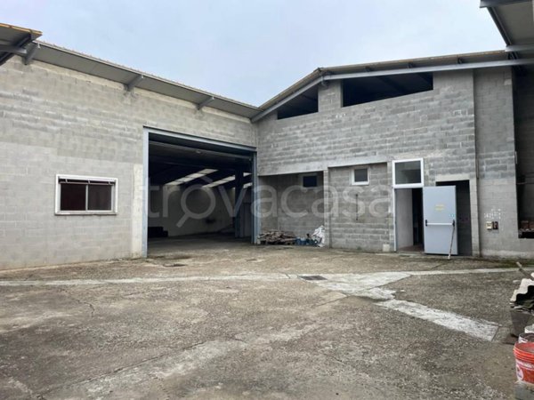 locale commerciale in vendita a Vigevano