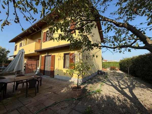 casa indipendente in vendita a Vigevano