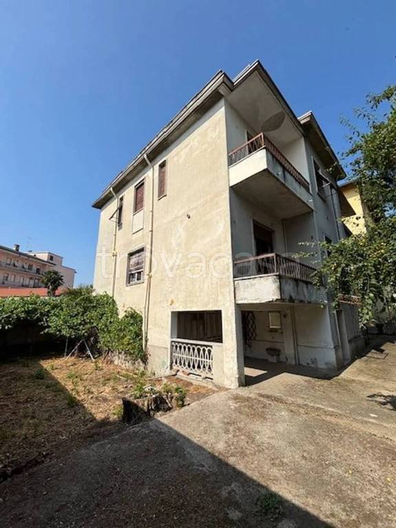 casa indipendente in vendita a Vigevano