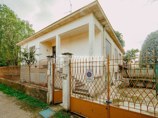 casa indipendente in vendita a Vigevano