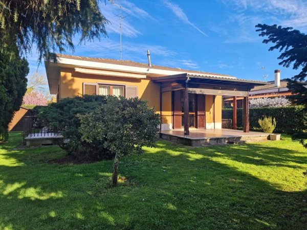 casa indipendente in vendita a Vigevano