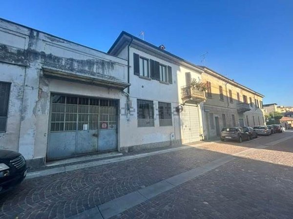 locale di sgombero in vendita a Vigevano
