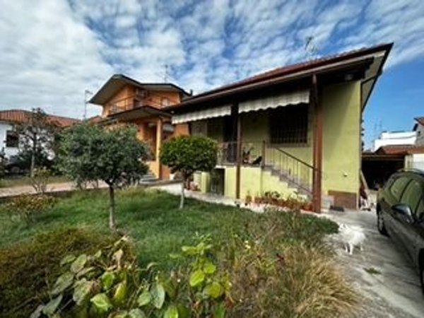 casa indipendente in vendita a Vigevano