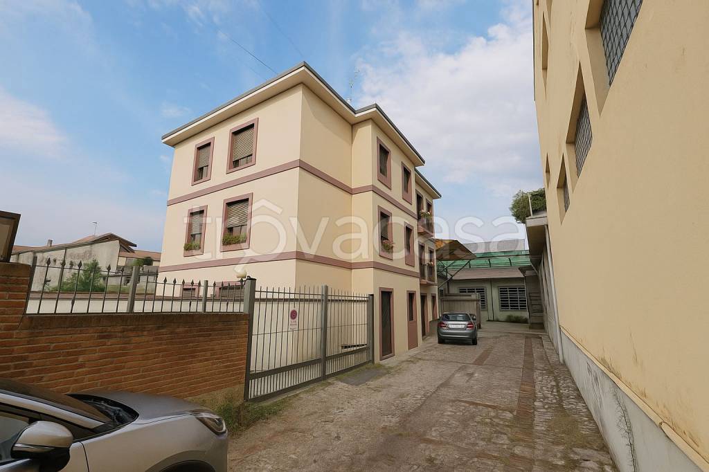 casa indipendente in vendita a Vigevano
