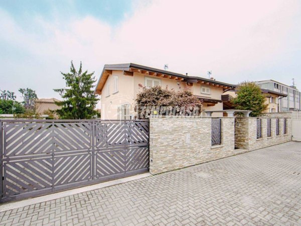 casa indipendente in vendita a Vigevano