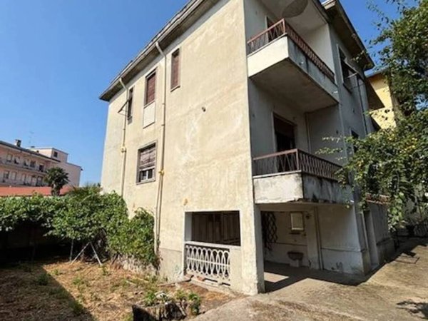 casa indipendente in vendita a Vigevano
