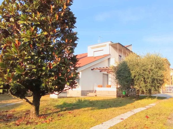 casa indipendente in vendita a Vigevano
