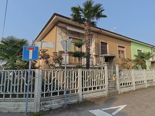 casa indipendente in vendita a Vigevano