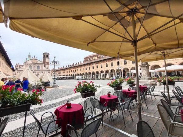 negozio in vendita a Vigevano