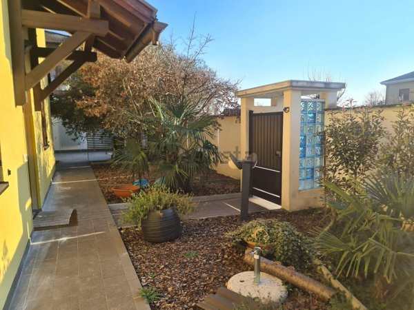 casa indipendente in vendita a Vigevano