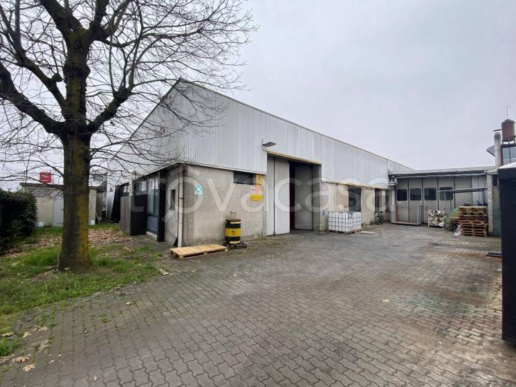 locale commerciale in vendita a Vigevano