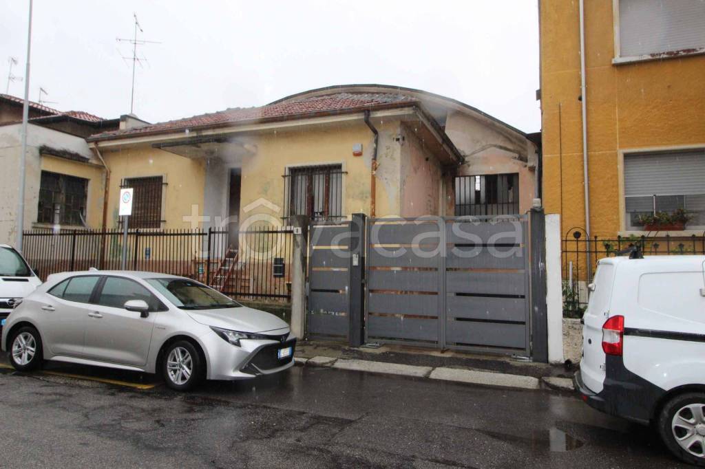 casa indipendente in vendita a Vigevano